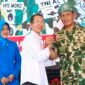 Wali Kota Batam, Amsakar Achmad, menyalami Danyonif 10 Marinir/Satria Bhumi Yudha, Letkol Marinir Hariyono, saat pisah sambut di Markas Yonif 10 Marinir/SBY, Bulang, Selasa (21/7/2026).Foto: Humas Diskominfo Batam