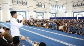 Wali Kota Batam, Amsakar Achmad, menyampaikan sambutan saat silaturahmi bersama tokoh agama di Masjid Agung Raja Hamidah, Batam, Selasa (21/7/2026). Foto: Humas Diskominfo Batam
