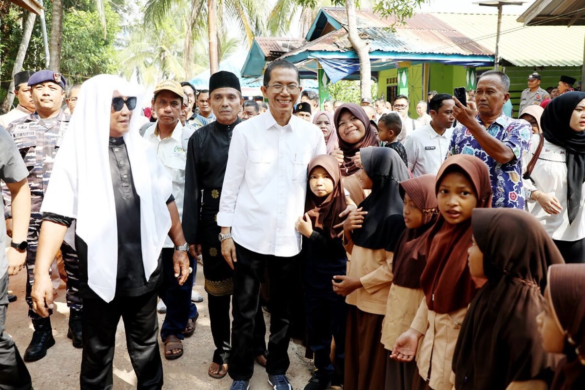 Wali Kota Batam, Amsakar Achmad, menyerahkan insentif bagi RT, RW, dan LPM Kecamatan Bulang, Rabu (22/7/2026).Foto: Humas Diskominfo Batam