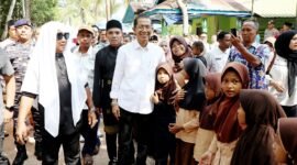 Wali Kota Batam, Amsakar Achmad, menyerahkan insentif bagi RT, RW, dan LPM Kecamatan Bulang, Rabu (22/7/2026).Foto: Humas Diskominfo Batam