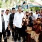 Wali Kota Batam, Amsakar Achmad, menyerahkan insentif bagi RT, RW, dan LPM Kecamatan Bulang, Rabu (22/7/2026).Foto: Humas Diskominfo Batam