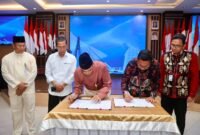 Wali Kota Batam Amsakar Achmad menyaksikan penandatanganan Perjanjian Kerja Sama (PKS) antara Pemko Batam dan PT Bank Sumut di Aula Engku Hamidah, Kantor Wali Kota Batam, Jumat (24/7/2026). Foto: Humas Diskominfo Batam