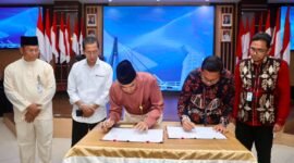 Wali Kota Batam Amsakar Achmad menyaksikan penandatanganan Perjanjian Kerja Sama (PKS) antara Pemko Batam dan PT Bank Sumut di Aula Engku Hamidah, Kantor Wali Kota Batam, Jumat (24/7/2026). Foto: Humas Diskominfo Batam