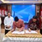 Wali Kota Batam Amsakar Achmad menyaksikan penandatanganan Perjanjian Kerja Sama (PKS) antara Pemko Batam dan PT Bank Sumut di Aula Engku Hamidah, Kantor Wali Kota Batam, Jumat (24/7/2026). Foto: Humas Diskominfo Batam