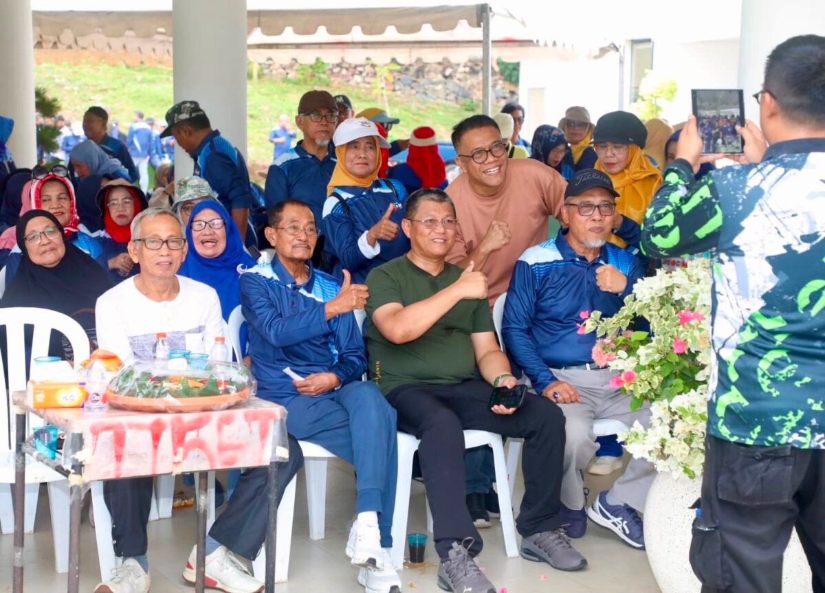 Sekda Batam, Firmansyah, bersama sejumlah pensiunan pegawai Pemko Batam saat silaturahmi di Sekupang, Sabtu (25/7/2026). Foto: Humas Diskominfo Batam