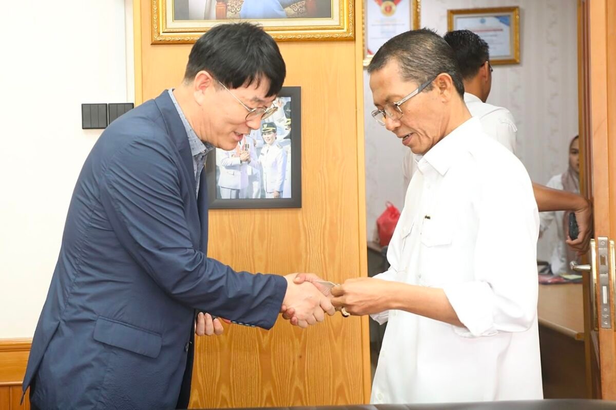 Wali Kota Batam Amsakar Achmad menerima audiensi Traverse Edu dan delegasi Jeonju Vision College di Kantor Wali Kota Batam, Senin (27/7/2026). Foto: Humas Diskominfo Batam