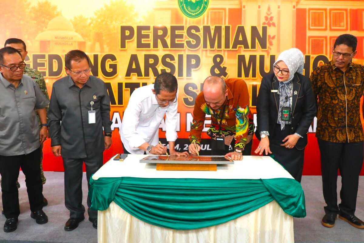 Wali Kota Batam, Amsakar Achmad, bersama Kepala Badan Urusan Administrasi Mahkamah Agung RI, Sobandi, menandatangani prasasti saat meresmikan Gedung Arsip dan Musala Baitus Shalihin PN Batam di kompleks kantor PN Batam, Batam Centre, Selasa (28/7/2026). Foto: Humas Diskominfo Batam