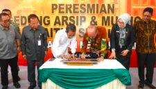 Wali Kota Batam, Amsakar Achmad, bersama Kepala Badan Urusan Administrasi Mahkamah Agung RI, Sobandi, menandatangani prasasti saat meresmikan Gedung Arsip dan Musala Baitus Shalihin PN Batam di kompleks kantor PN Batam, Batam Centre, Selasa (28/7/2026). Foto: Humas Diskominfo Batam