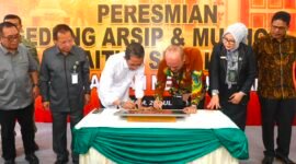 Wali Kota Batam, Amsakar Achmad, bersama Kepala Badan Urusan Administrasi Mahkamah Agung RI, Sobandi, menandatangani prasasti saat meresmikan Gedung Arsip dan Musala Baitus Shalihin PN Batam di kompleks kantor PN Batam, Batam Centre, Selasa (28/7/2026). Foto: Humas Diskominfo Batam