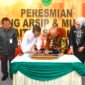 Wali Kota Batam, Amsakar Achmad, bersama Kepala Badan Urusan Administrasi Mahkamah Agung RI, Sobandi, menandatangani prasasti saat meresmikan Gedung Arsip dan Musala Baitus Shalihin PN Batam di kompleks kantor PN Batam, Batam Centre, Selasa (28/7/2026). Foto: Humas Diskominfo Batam