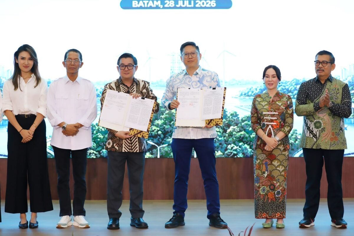 Wali Kota Batam, Amsakar Achmad, bersama Wakil Wali Kota Batam, Li Claudia Chandra, menyaksikan penandatanganan PJBTL antara PT PLN Batam dan PT Altiva Identity Data Center di Auditorium Tanjung Kasam, Kantor PLN Batam, Selasa (28/7/2026). Foto: Humas Diskominfo Batam