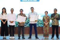 Wali Kota Batam, Amsakar Achmad, bersama Wakil Wali Kota Batam, Li Claudia Chandra, menyaksikan penandatanganan PJBTL antara PT PLN Batam dan PT Altiva Identity Data Center di Auditorium Tanjung Kasam, Kantor PLN Batam, Selasa (28/7/2026). Foto: Humas Diskominfo Batam