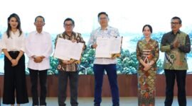 Wali Kota Batam, Amsakar Achmad, bersama Wakil Wali Kota Batam, Li Claudia Chandra, menyaksikan penandatanganan PJBTL antara PT PLN Batam dan PT Altiva Identity Data Center di Auditorium Tanjung Kasam, Kantor PLN Batam, Selasa (28/7/2026). Foto: Humas Diskominfo Batam