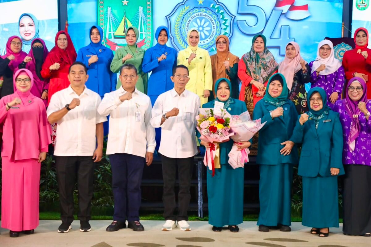 Wali Kota Batam, Amsakar Achmad, bersama Ketua TP-PKK Batam, Erlita Amsakar, menghadiri peringatan HKH PKK ke-54 di Hotel Planet Holiday, Jodoh, Kecamatan Batuampar, Rabu (29/7/2026). Foto: Humas Diskominfo Batam