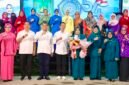 Wali Kota Batam, Amsakar Achmad, bersama Ketua TP-PKK Batam, Erlita Amsakar, menghadiri peringatan HKH PKK ke-54 di Hotel Planet Holiday, Jodoh, Kecamatan Batuampar, Rabu (29/7/2026). Foto: Humas Diskominfo Batam