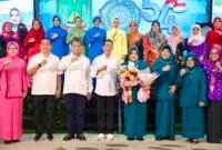 Wali Kota Batam, Amsakar Achmad, bersama Ketua TP-PKK Batam, Erlita Amsakar, menghadiri peringatan HKH PKK ke-54 di Hotel Planet Holiday, Jodoh, Kecamatan Batuampar, Rabu (29/7/2026). Foto: Humas Diskominfo Batam