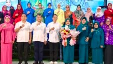 Wali Kota Batam, Amsakar Achmad, bersama Ketua TP-PKK Batam, Erlita Amsakar, menghadiri peringatan HKH PKK ke-54 di Hotel Planet Holiday, Jodoh, Kecamatan Batuampar, Rabu (29/7/2026). Foto: Humas Diskominfo Batam