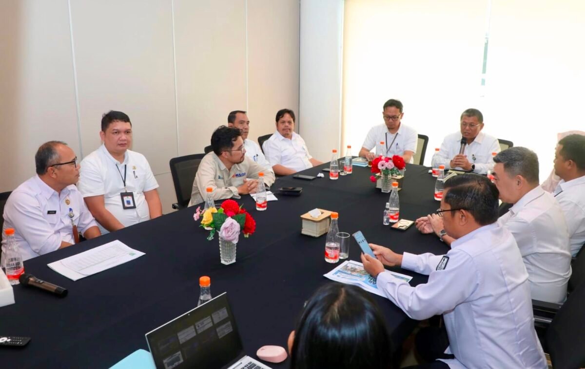 Sekda Batam, Firmansyah bersama BPS, BI, Bulog, dan OPD terkait rapat di VIP Room Ai Viola Cafe, Batam Centre, Rabu (29/7/2026). Foto: Humas Diskominfo Batam
