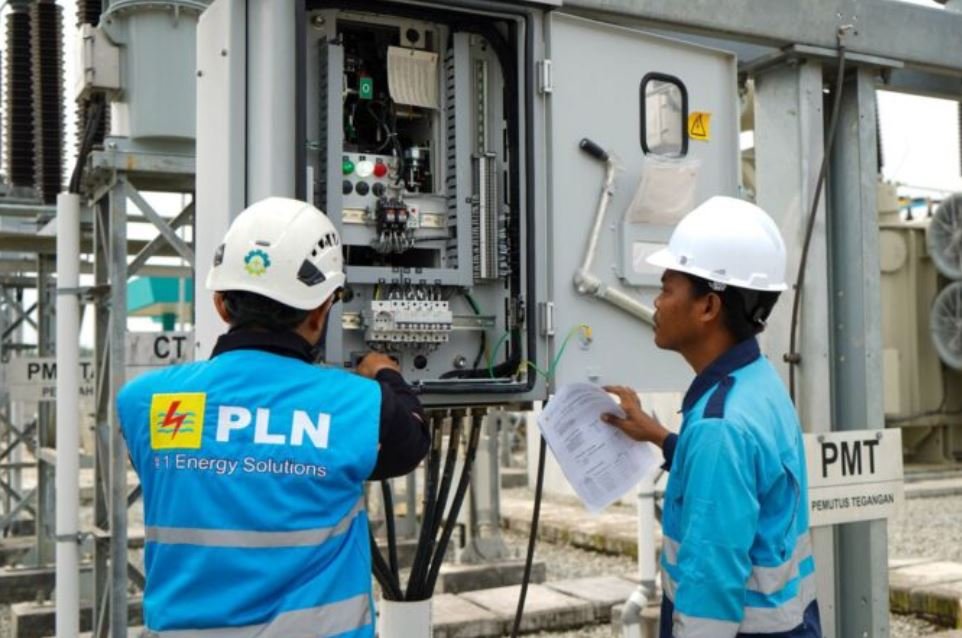 PT PLN Batam meminta masyarakat tidak membuka, memasuki, atau mengutak-atik gardu listrik di ruang publik. Foto: Istimewa