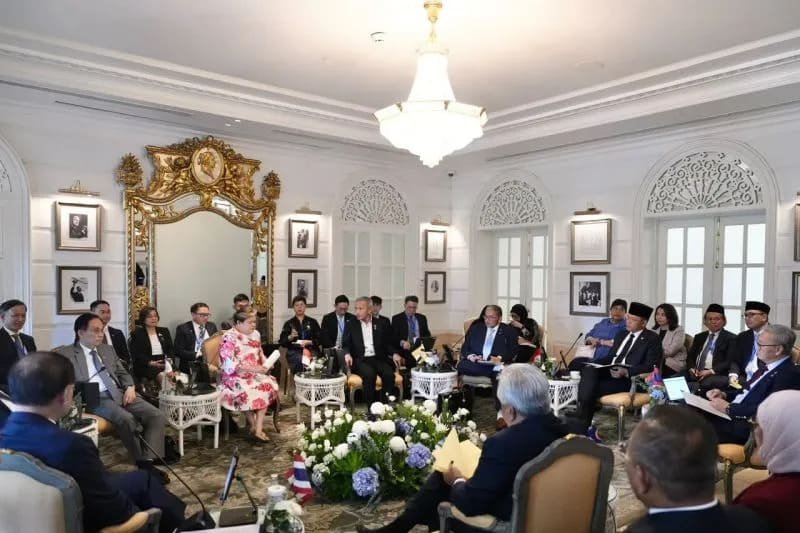  Para menteri luar negeri (Menlu) dari negara-negara ASEAN berkumpul dalam pertemuan informal Menlu se-ASEAN bersama Myanmar di Bangkok, Thailand, Minggu (12/7/2026). ANTARA/HO-Kemlu RI