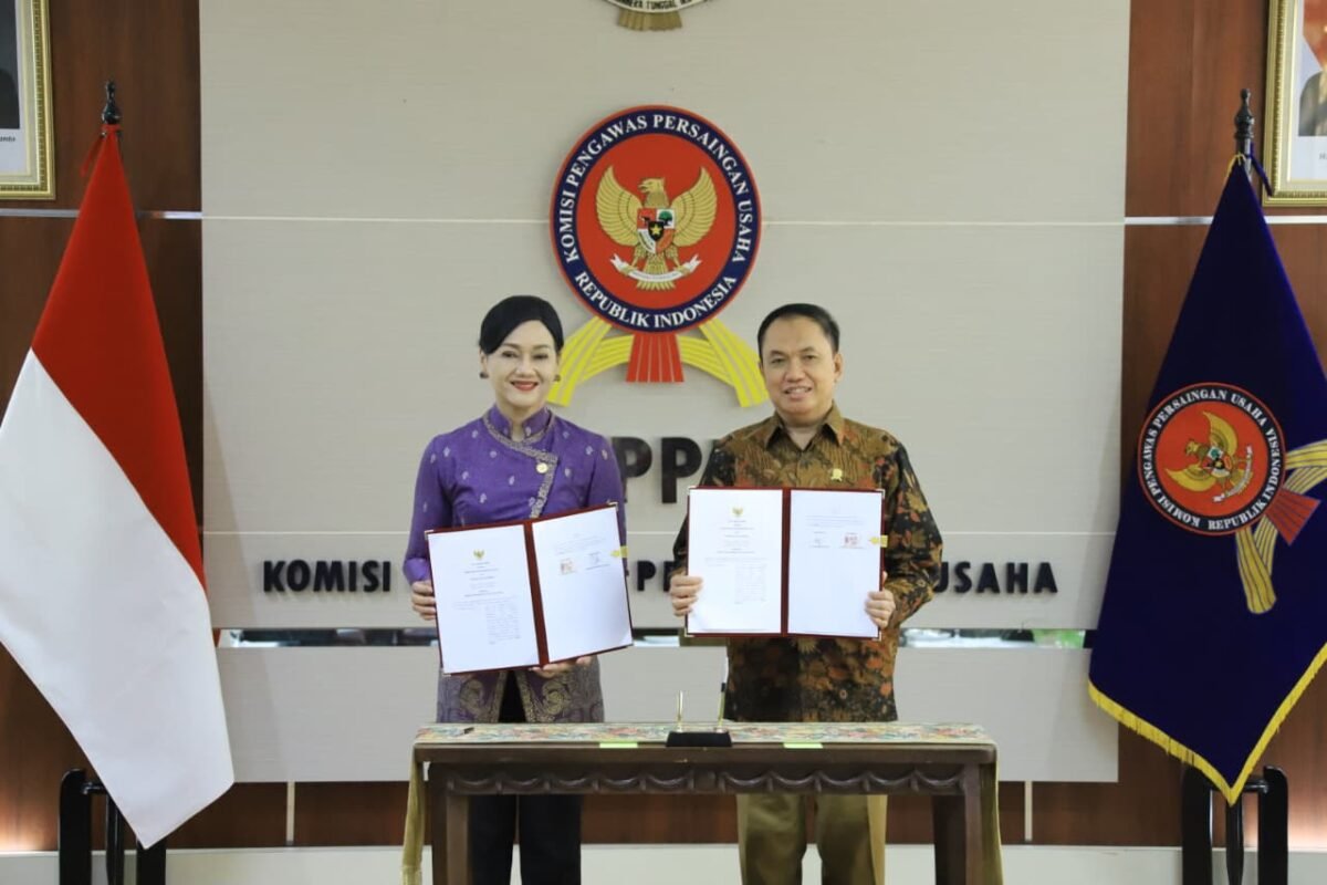 Ketua Dewan Komisioner OJK Friderica Widyasari Dewi bersama Ketua KPPU M. Fanshurullah Asa menandatangani Nota Kesepahaman Nomor 13/KPPU/NK/VII/2026 atau Nomor MOU-3/D.01/2026 tentang Sinergi Pelaksanaan Tugas dan Fungsi di Kantor KPPU, Jakarta, Senin (6/7/2026). Foto: Istimewa