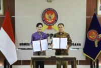 Ketua Dewan Komisioner OJK Friderica Widyasari Dewi bersama Ketua KPPU M. Fanshurullah Asa menandatangani Nota Kesepahaman Nomor 13/KPPU/NK/VII/2026 atau Nomor MOU-3/D.01/2026 tentang Sinergi Pelaksanaan Tugas dan Fungsi di Kantor KPPU, Jakarta, Senin (6/7/2026). Foto: Istimewa