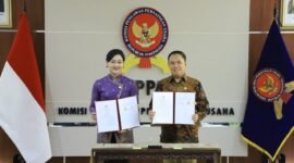 Ketua Dewan Komisioner OJK Friderica Widyasari Dewi bersama Ketua KPPU M. Fanshurullah Asa menandatangani Nota Kesepahaman Nomor 13/KPPU/NK/VII/2026 atau Nomor MOU-3/D.01/2026 tentang Sinergi Pelaksanaan Tugas dan Fungsi di Kantor KPPU, Jakarta, Senin (6/7/2026). Foto: Istimewa