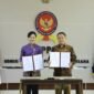 Ketua Dewan Komisioner OJK Friderica Widyasari Dewi bersama Ketua KPPU M. Fanshurullah Asa menandatangani Nota Kesepahaman Nomor 13/KPPU/NK/VII/2026 atau Nomor MOU-3/D.01/2026 tentang Sinergi Pelaksanaan Tugas dan Fungsi di Kantor KPPU, Jakarta, Senin (6/7/2026). Foto: Istimewa
