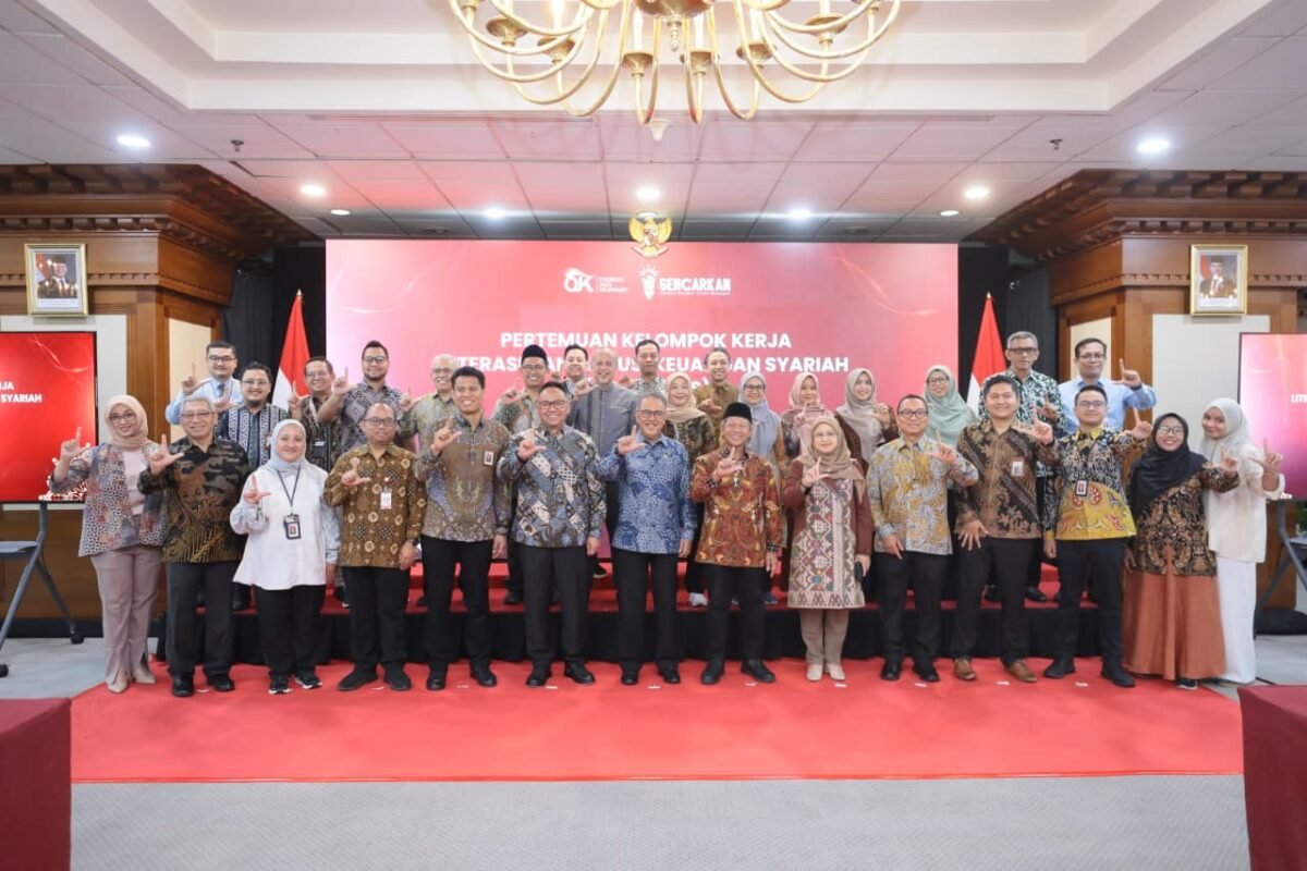 OJK menggelar Forum Edukasi dan Temu Bisnis Keuangan Syariah (FEBIS), membangun Ekosistem Pusat Inklusi Keuangan Syariah (EPIKS), serta menyelenggarakan Syariah Financial Fair (SYAFIF) dan Expo Keuangan dan Seminar Syariah (EKSIS). Foto: Istimewa