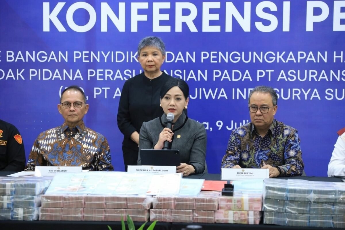 Otoritas Jasa Keuangan (OJK) menetapkan HS, pemegang saham pengendali PT Asuransi Jiwa Prolife Indonesia (dahulu PT Asuransi Jiwa Indosurya Sukses)., saat konferensi pers. Foto: Istimewa