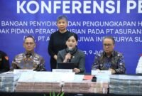 Otoritas Jasa Keuangan (OJK) menetapkan HS, pemegang saham pengendali PT Asuransi Jiwa Prolife Indonesia (dahulu PT Asuransi Jiwa Indosurya Sukses)., saat konferensi pers. Foto: Istimewa