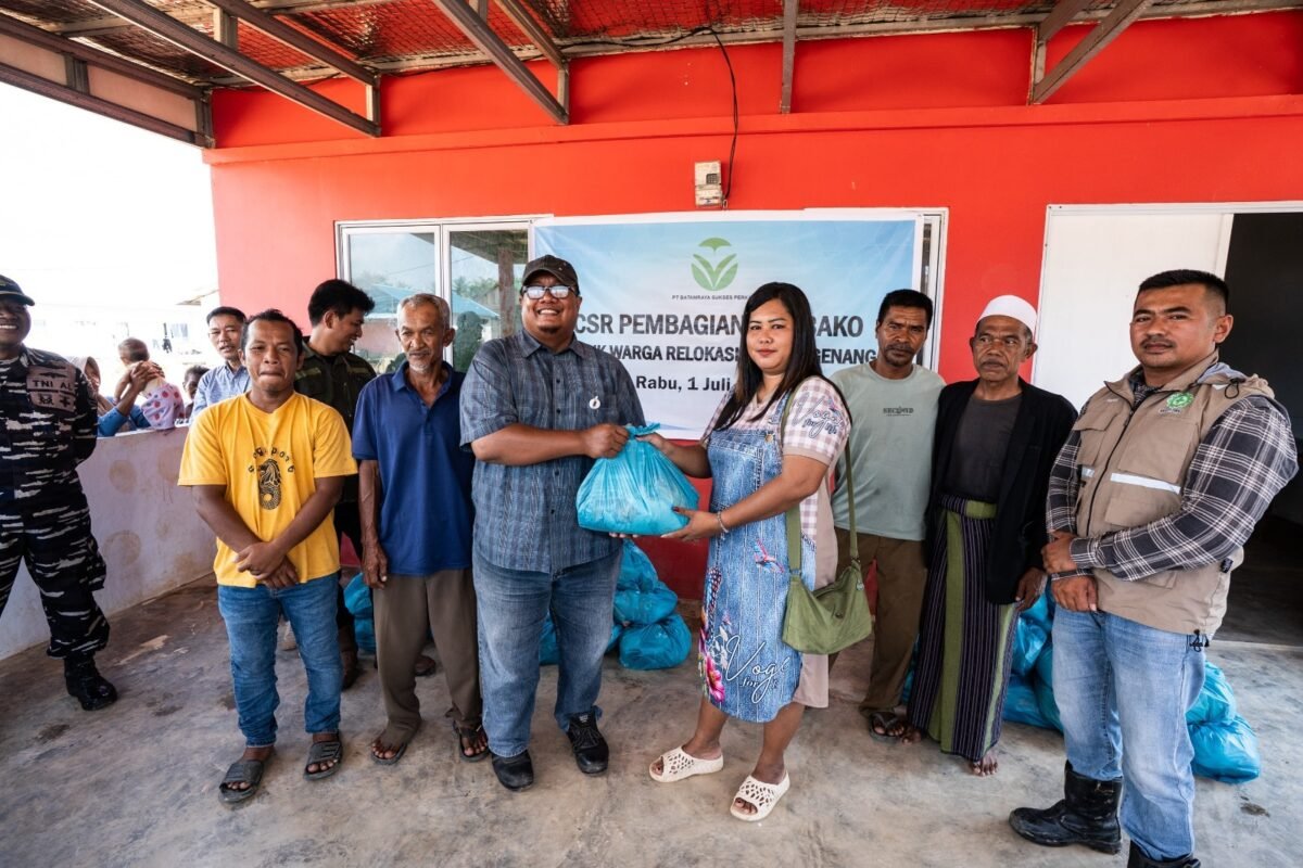 Program CSR Tanjung Sauh Peduli dengan menyalurkan 150 paket sembako kepada warga relokasi di Perumahan Relokasi Pulau Ngenang, Kamis (2/7/2026). Foto: Istimewa