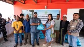 Program CSR Tanjung Sauh Peduli dengan menyalurkan 150 paket sembako kepada warga relokasi di Perumahan Relokasi Pulau Ngenang, Kamis (2/7/2026). Foto: Istimewa