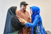 Sekdaprov Kepri, Misni, menyampaikan rasa duka atas wafatnya Salah seorang ASN Pemprov Kepri. Belasungkawa disampaikan pada penyerahan santunan PT Taspen kepada ahli waris di Graha Kepri, Batam Center, Kota Batam, Jumat (10/7/2026). Foto: Biro ADPIM Pemprov Kepri 