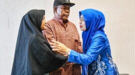 Sekdaprov Kepri, Misni, menyampaikan rasa duka atas wafatnya Salah seorang ASN Pemprov Kepri. Belasungkawa disampaikan pada penyerahan santunan PT Taspen kepada ahli waris di Graha Kepri, Batam Center, Kota Batam, Jumat (10/7/2026). Foto: Biro ADPIM Pemprov Kepri 