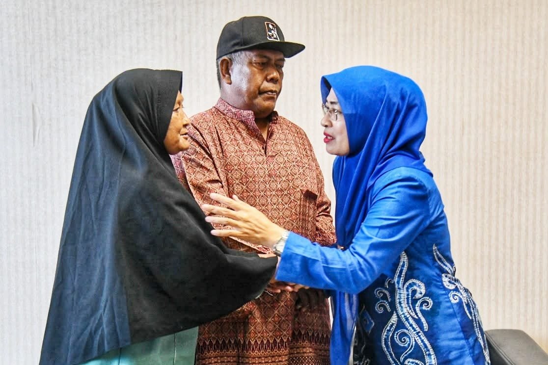 Sekdaprov Kepri, Misni, menyampaikan rasa duka atas wafatnya Salah seorang ASN Pemprov Kepri. Belasungkawa disampaikan pada penyerahan santunan PT Taspen kepada ahli waris di Graha Kepri, Batam Center, Kota Batam, Jumat (10/7/2026). Foto: Biro ADPIM Pemprov Kepri 