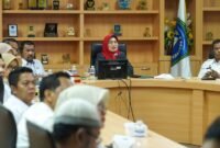 Sekda Provinsi Kepulauan Riau, Misni, memimpin rapat persiapan nonton bareng Piala Dunia 2026 di ruang kerjanya di Komplek Pemerintahan Provinsi Kepri, Dompak, Rabu (15/7/2026). Foto: Humas Pemprov Kepri