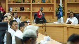 Sekda Provinsi Kepulauan Riau, Misni, memimpin rapat persiapan nonton bareng Piala Dunia 2026 di ruang kerjanya di Komplek Pemerintahan Provinsi Kepri, Dompak, Rabu (15/7/2026). Foto: Humas Pemprov Kepri