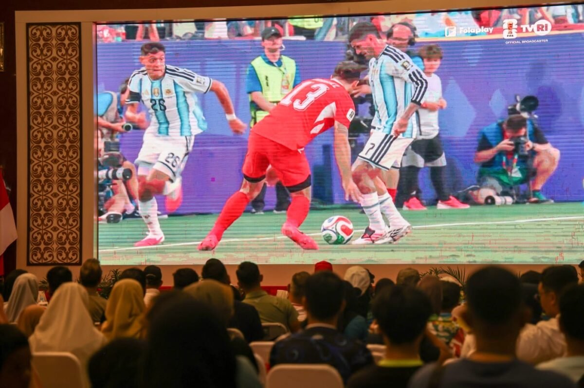 uasana onton bareng Bola Gembira pertandingan perempat final Piala Dunia FIFA 2026 antara Argentina melawan Swiss yang diselenggarakan Pemerintah Provinsi Kepulauan Riau bekerja sama dengan TVRI Stasiun Kepulauan Riau di Aula Wan Seri Beni, Dompak, Tanjungpinang, Minggu (12/7/2026). Foto: Diskominfo Kepri