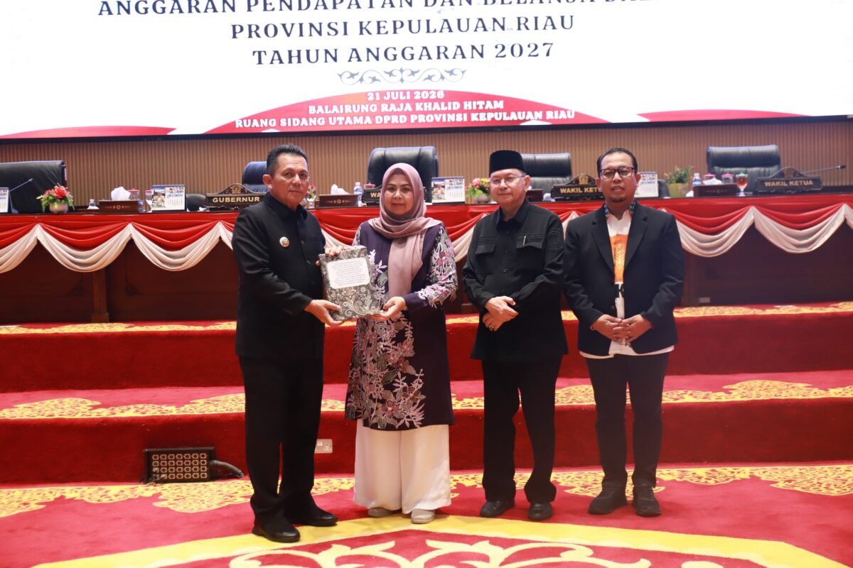 Gubernur Kepulauan Riau, Ansar Ahmad menyerahkan dokumen Rancangan KUA-PPAS kepada Wakil Ketua I DPRD Kepri Dewi Kumalasari dalam Rapat Paripurna, Selasa (21/7/2026). Foto: Humas Sekwan Kepri