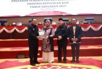Gubernur Kepulauan Riau, Ansar Ahmad menyerahkan dokumen Rancangan KUA-PPAS kepada Wakil Ketua I DPRD Kepri Dewi Kumalasari dalam Rapat Paripurna, Selasa (21/7/2026). Foto: Humas Sekwan Kepri