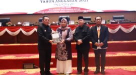 Gubernur Kepulauan Riau, Ansar Ahmad menyerahkan dokumen Rancangan KUA-PPAS kepada Wakil Ketua I DPRD Kepri Dewi Kumalasari dalam Rapat Paripurna, Selasa (21/7/2026). Foto: Humas Sekwan Kepri
