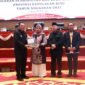 Gubernur Kepulauan Riau, Ansar Ahmad menyerahkan dokumen Rancangan KUA-PPAS kepada Wakil Ketua I DPRD Kepri Dewi Kumalasari dalam Rapat Paripurna, Selasa (21/7/2026). Foto: Humas Sekwan Kepri
