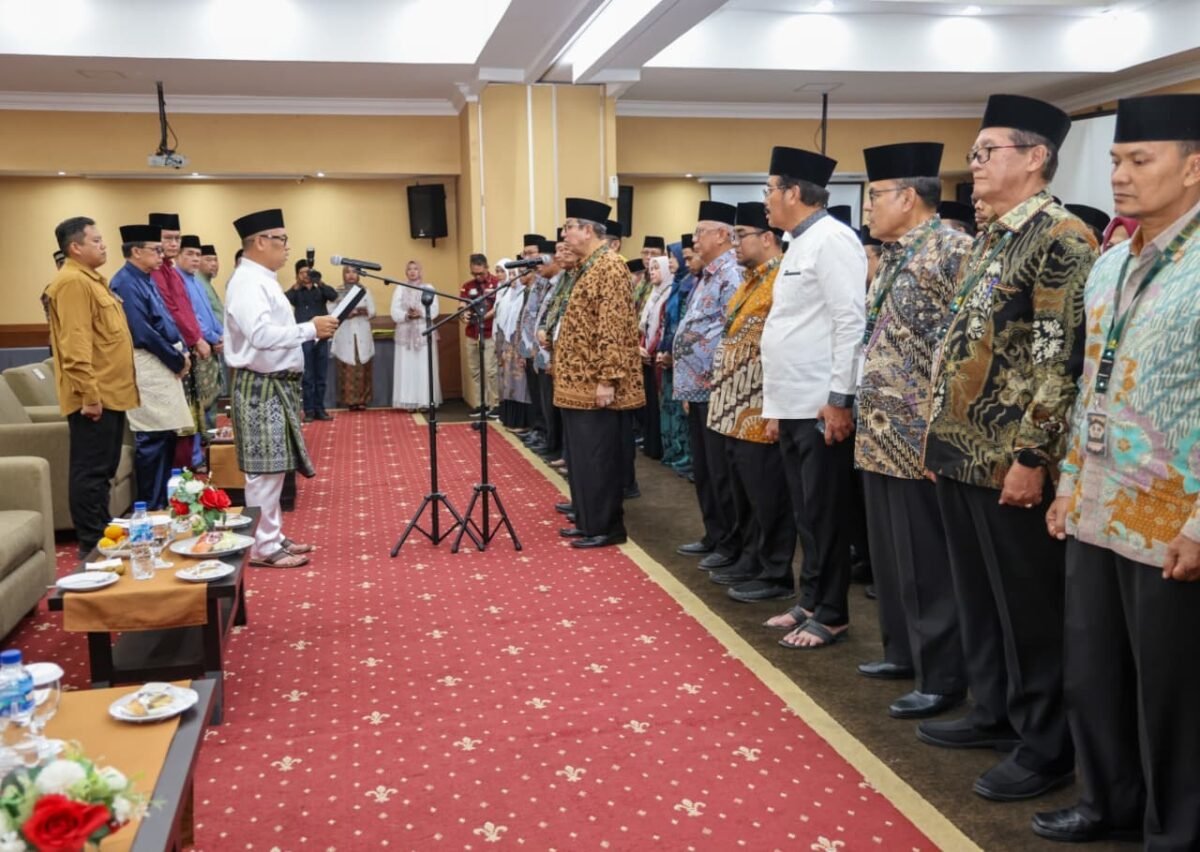 Wakil Gubernur Kepulauan Riau yang juga Ketua LPTQ Kepri Nyanyang Haris Pratamura melantik Dewan Hakim, Dewan Pengawas, dan Panitera Musabaqah Tilawatil Qur'an (MTQ) XII Tingkat Provinsi Kepulauan Riau di Aston Tanjungpinang Hotel & Conference Center, Sabtu (4/7/2026). Foto: Diskominfo Kepri
