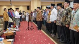 Wakil Gubernur Kepulauan Riau yang juga Ketua LPTQ Kepri Nyanyang Haris Pratamura melantik Dewan Hakim, Dewan Pengawas, dan Panitera Musabaqah Tilawatil Qur'an (MTQ) XII Tingkat Provinsi Kepulauan Riau di Aston Tanjungpinang Hotel & Conference Center, Sabtu (4/7/2026). Foto: Diskominfo Kepri