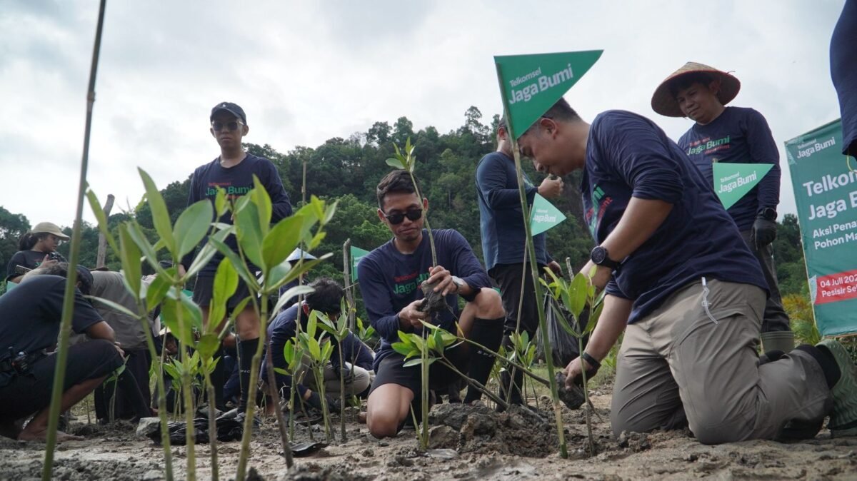 Telkomsel menanam 3.000 pohon mangrove di Nagari Sungai Pinang, Kabupaten Pesisir Selatan, Sumatera Barat, Sabtu (4/7/2026). Foto: Istimewa