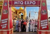 Ketua TP PKK Kepri Dewi Kumalasari Ansar bersama Ketua TP PKK Tanjungpinang Yuniarni Pustoko Weni memotong pita, membuka Bazar MTQ XII Kepri yang dipusatkan di Gedung Dekranasda Provinsi Kepri, di kawasan Taman Gurindam 12, Sabtu (4/7/2026). (Dilan)