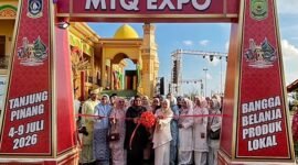 Ketua TP PKK Kepri Dewi Kumalasari Ansar bersama Ketua TP PKK Tanjungpinang Yuniarni Pustoko Weni memotong pita, membuka Bazar MTQ XII Kepri yang dipusatkan di Gedung Dekranasda Provinsi Kepri, di kawasan Taman Gurindam 12, Sabtu (4/7/2026). (Dilan)