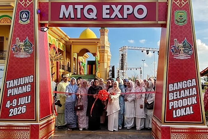 Ketua TP PKK Kepri Dewi Kumalasari Ansar bersama Ketua TP PKK Tanjungpinang Yuniarni Pustoko Weni memotong pita, membuka Bazar MTQ XII Kepri yang dipusatkan di Gedung Dekranasda Provinsi Kepri, di kawasan Taman Gurindam 12, Sabtu (4/7/2026). (Dilan)