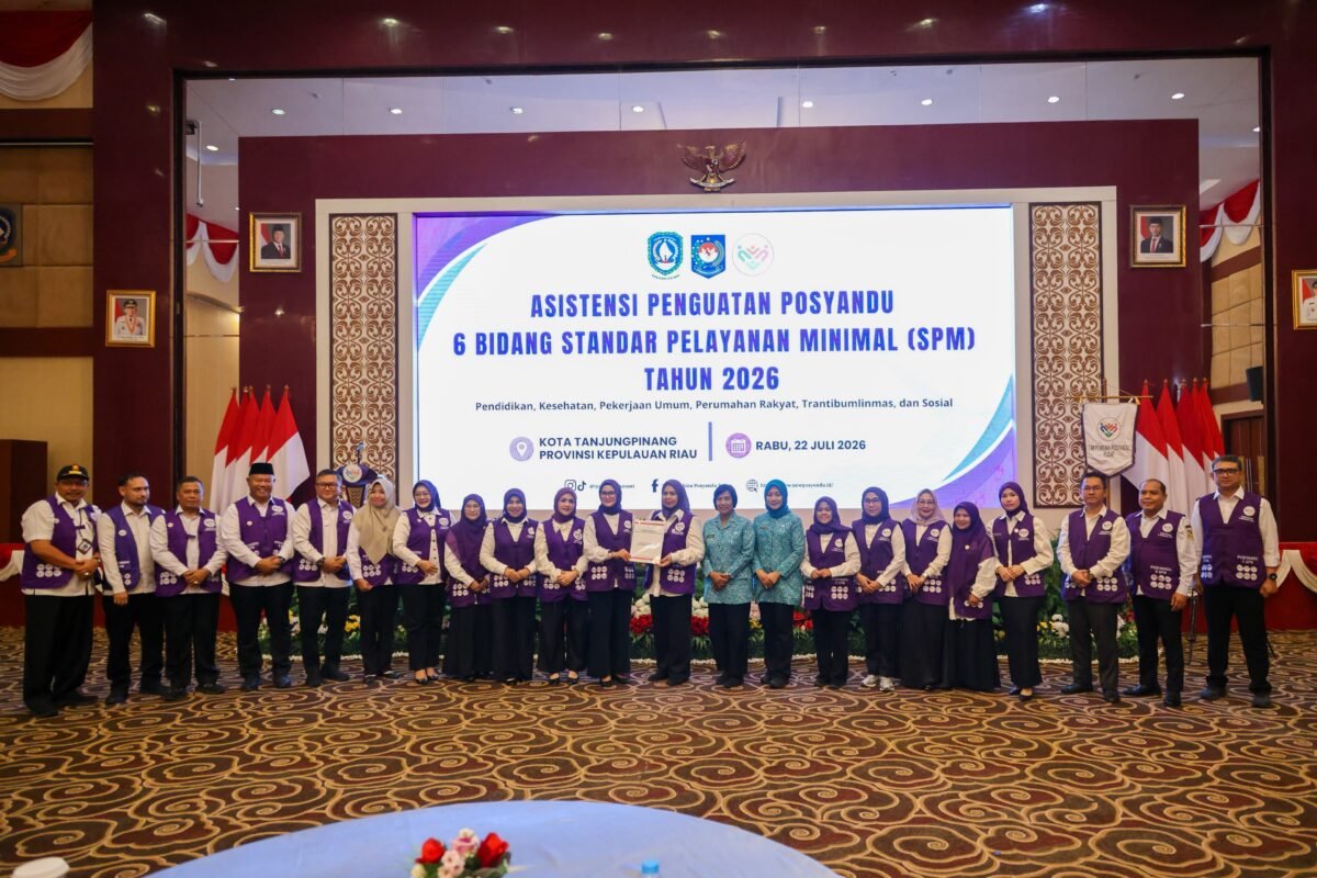 Pembina Kesekretariatan Posyandu Pusat Yane Adrian Bima Arya bersama Pembina Posyandu Provinsi Kepulauan Riau Dewi Kumalasari dalam kegiatan Asistensi Penguatan Posyandu Enam Bidang Standar Pelayanan Minimal (SPM) Tahun 2026 di Aula Wan Seri Beni, Dompak, Rabu (22/7/2026). Foto: Diskominfo Kepri
